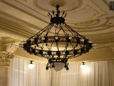 ...dal cui centro pende un ampio lampadario in ferro